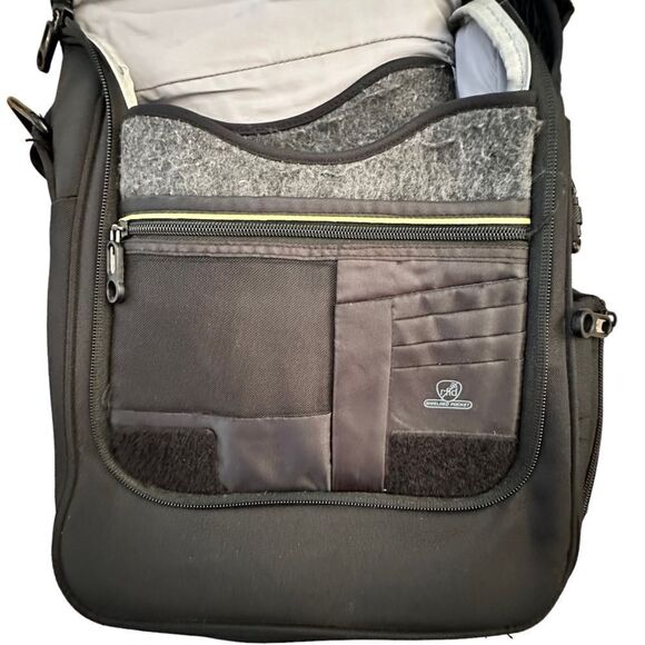 Travelon ~ Black Crossbody Bag ~ all around zipped closure ~ lots of pockets - Picture 6 of 14